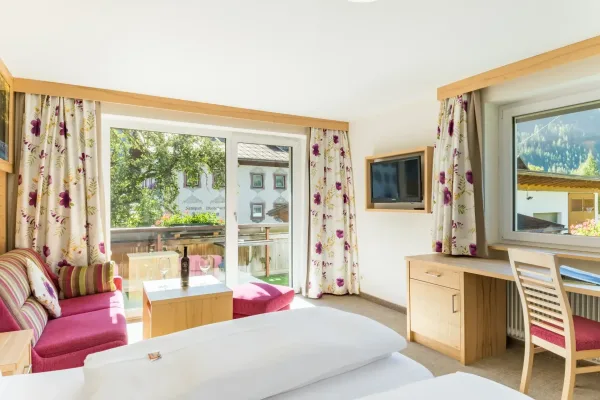 Landhaus Deluxe Zimmer - Blick vom Doppelbett auf den Balkon