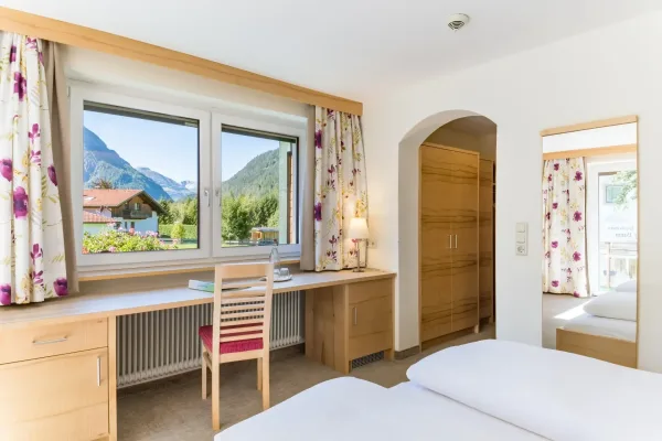 Landhaus Deluxe Zimmer -  Blick vom Bett auf die Berge