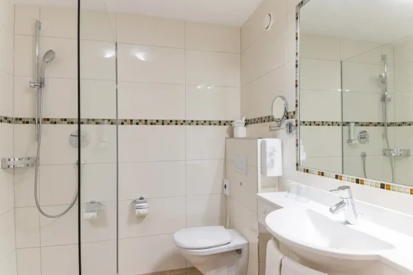Landhaus Deluxe Zimmer -  Badezimmer mit Dusche